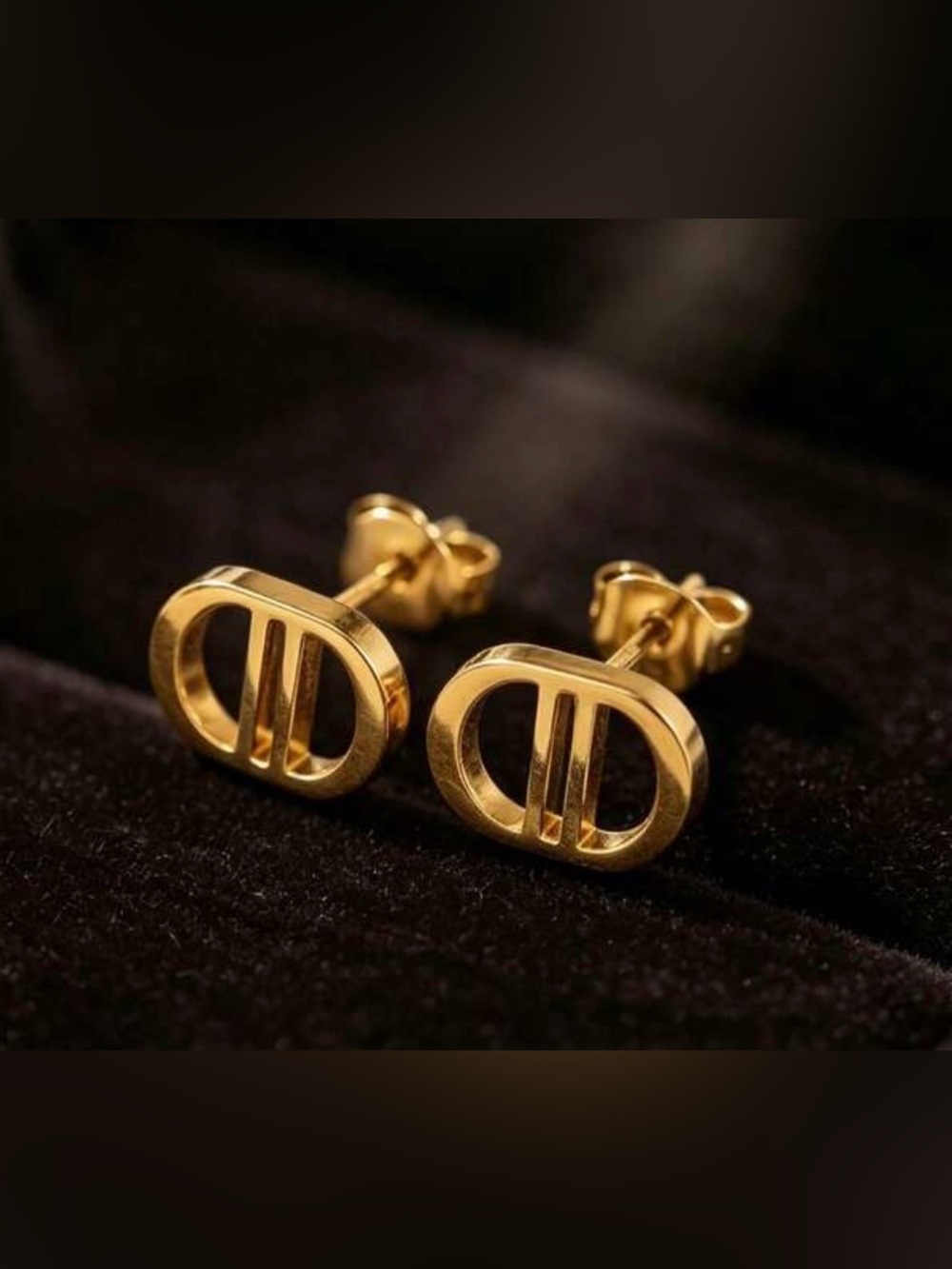 NWT Gold-Tone Titanium Metal Double “D” Letter Stud Earrings